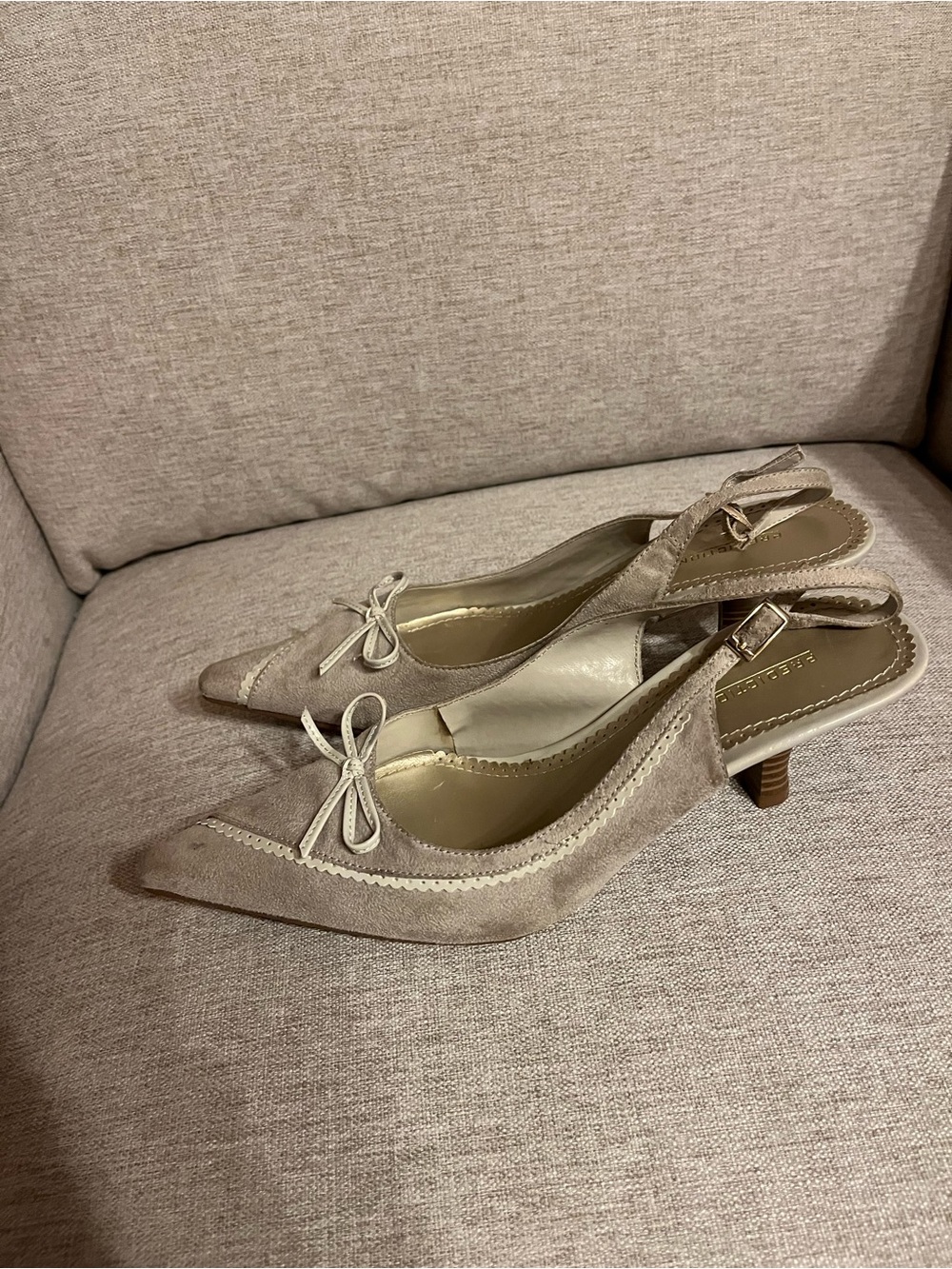 Vintage suede kitten heels with scalloped edge & bow detail - Picture 4 of 6